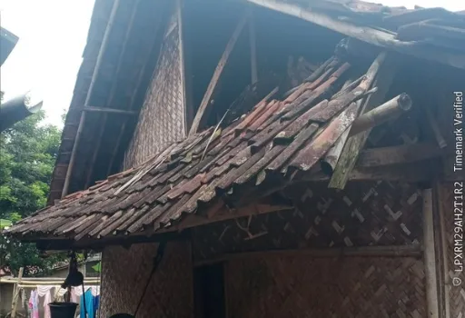 Tangis Dua Generasi di Gubuk Reyot: Jeritan Haru dari Tanjungkerta Karangkancana