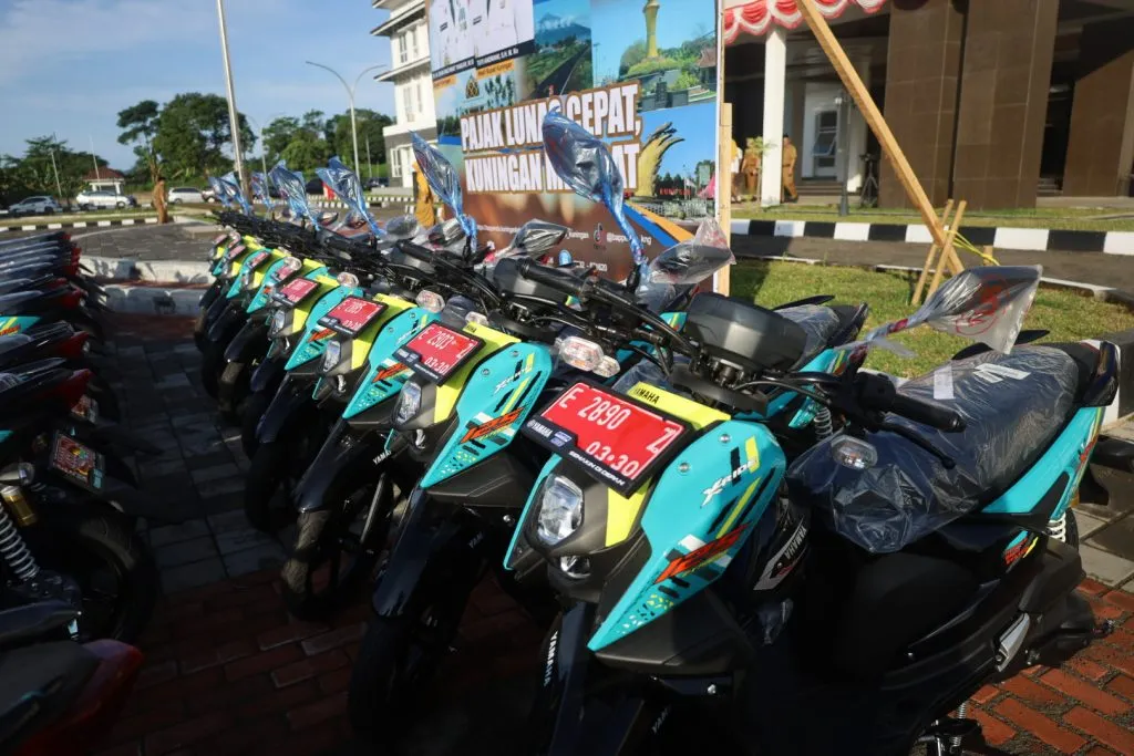Gebrakan Seratus Hari! Bupati Kuningan Bagikan 25 Roda Dua untuk Desa Berprestasi dalam Pengelolaan PBB