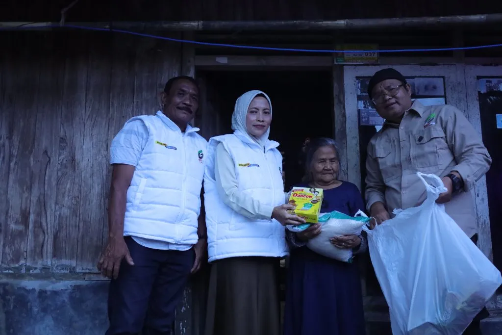 “Langkah Kecil di Tanah Berdebu: Hj. Ela Helayati Menyusuri Lorong Kemiskinan Demi Kemanusiaan”