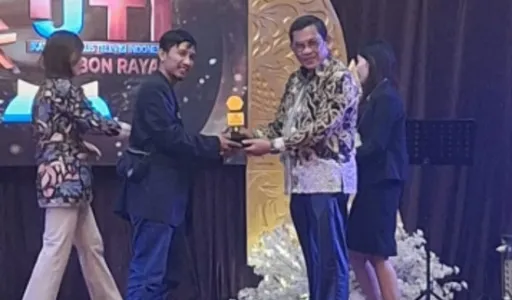 “Membumikan Koperasi, Meninggikan Martabat UMKM: Trisman Supriatna Dianugerahi Tokoh Koperasi dan UMKM Ciayumajakuning”