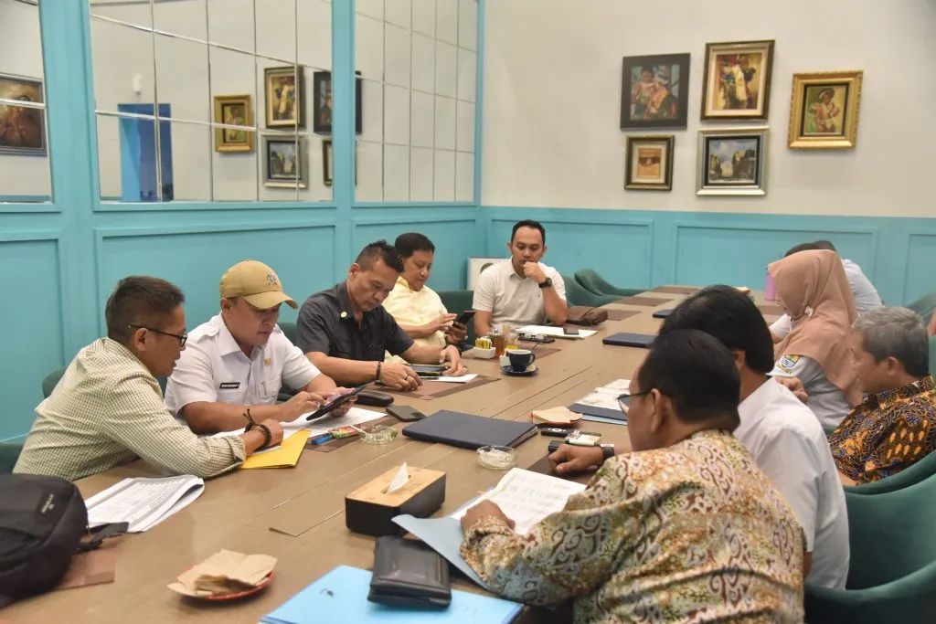 “Air Mata dan Air Bersih: Bupati Dian Tembus Kebuntuan 3 Tahun, Kuningan Raup Tambahan Rp2,1 Miliar dari Kompensasi Kota Cirebon”