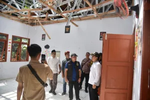 Sekolah RA Al-Ihya Tertimpa Pohon Tumbang, Bupati Kuningan Turun Tangan dan Janji Perbaikan Cepat