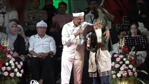 “Malam Haru di Pandapa Paramarta: Rakyat Sambut Kang Dedi Mulyadi dengan Teriakan ‘Bapa Aing!'”