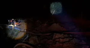 LONGSOR KUNINGAN—CIKIJING DI JALUR CIPADUNG: AKSES DITUTUP TOTAL, PENGENDARA MOTOR TERJEPIT MATERIAL TANAH