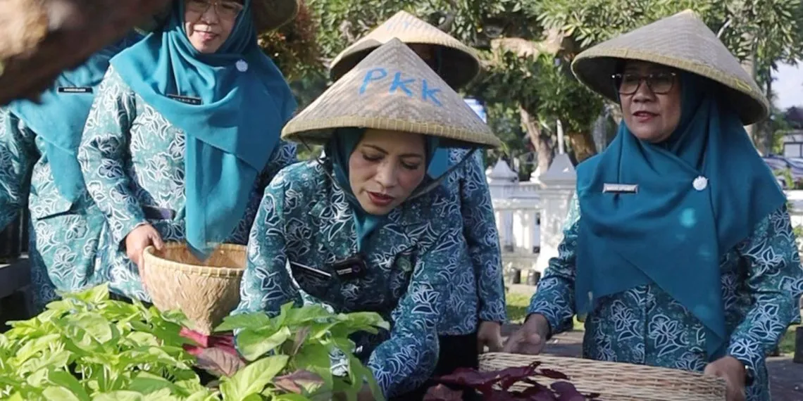 Bunda El Pimpin Panen Pekarangan: Langkah Nyata TP PKK Kuningan Wujudkan Kemandirian Pangan Keluarga