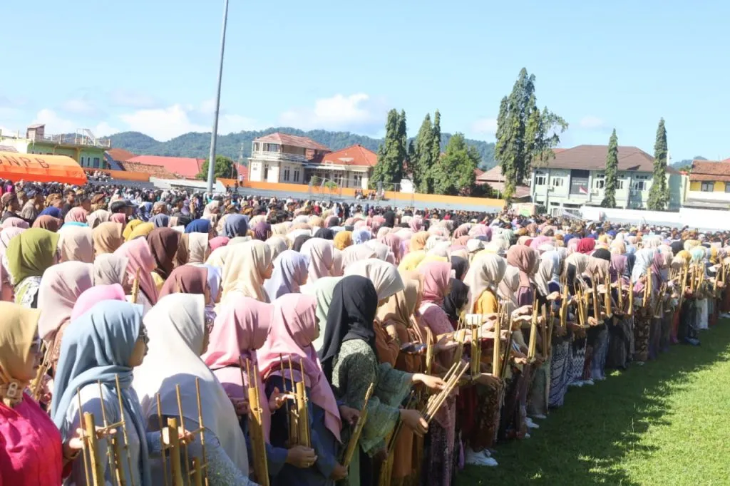 Angklung Kolosal “Terpujilah Guruku” Gema Pendidikan dan Budaya Kuningan