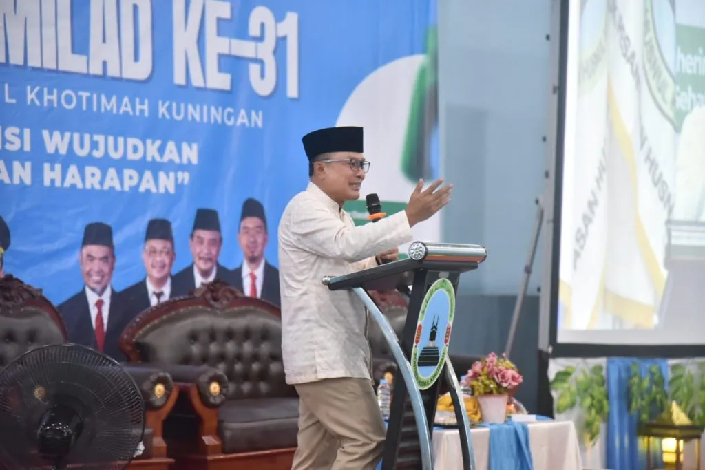 Menjadi Mercusuar Peradaban: Bupati Dian Rachmat Yanuar Resmikan Buku Milad ke-31 Husnul Khotimah