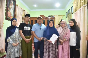 Bupati Kuningan Takziah ke Rumah Duka Mang Emon, Pedagang Es yang Tewas Ditusuk Saat Berdagang di OKI