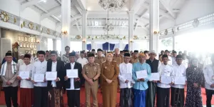“Tulus Mengabdi, Sepenuh Hati: Pemkab Kuningan Anugerahkan Insentif untuk Guru Ngaji dan Imam Tajug”