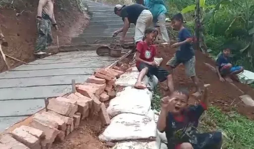 Akses Jalan ke TPU Desa Kaduagung Kini Lebih Baik, Berkat Gotong Royong Warga dan Dukungan Tokoh-Tokoh Dermawan