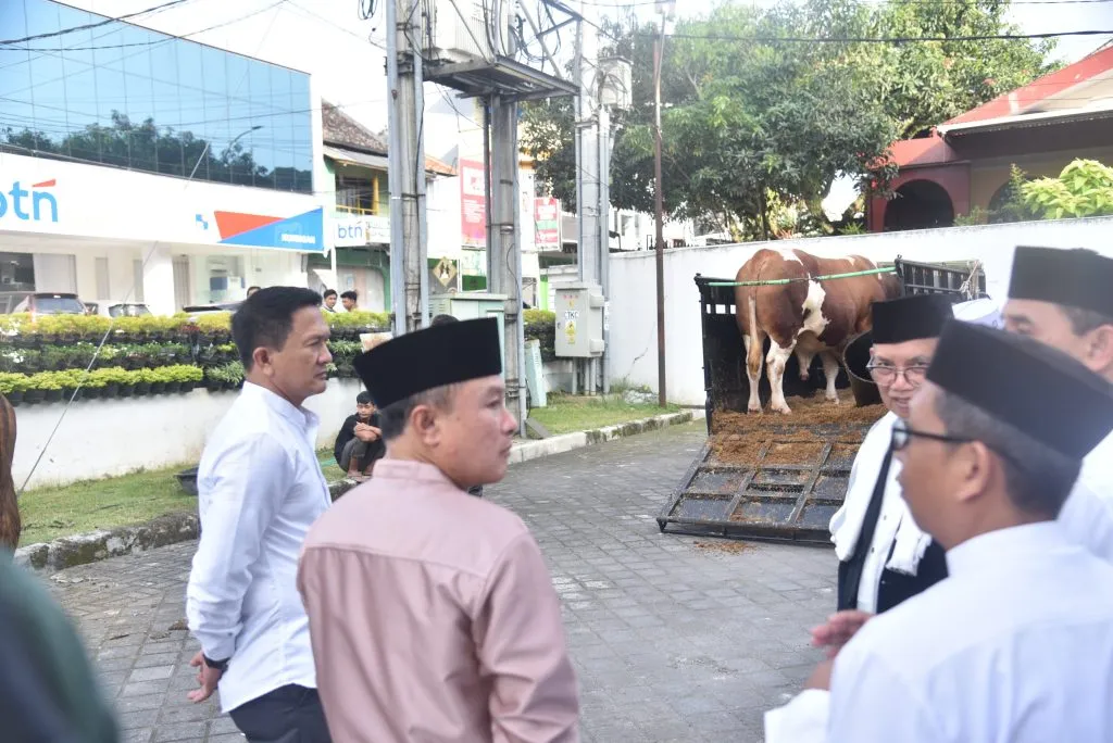 Khidmat Idul Adha di Kuningan: Bupati Dian Serahkan Sapi Presiden Prabowo, Serukan Pembangunan dengan Hati yang Ikhlas