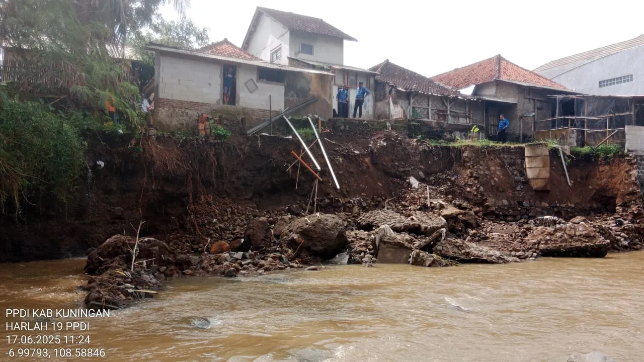 Duka di Tepi Cisande: TPT Ambruk, Empat Rumah Warga Desa Bendungan Dihantam Banjir Bandang