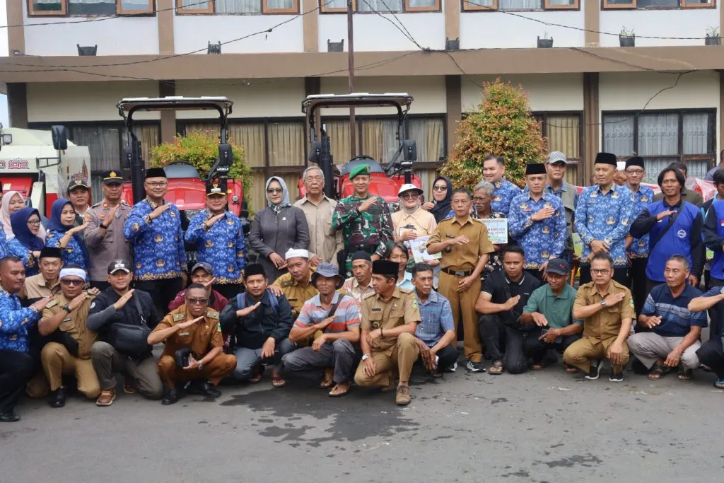 Bupati Kuningan Serahkan Bantuan Alsintan dan Benih Padi: Perkuat Petani, Tegakkan Kedaulatan Pangan Daerah