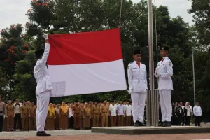 “Pancasila Bintang Penuntun: Upacara Khidmat di Setda Kuningan Dipimpin Wakil Bupati Hj. Tuti Andriani, S.H., M.Kn.”
