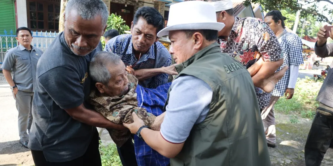 Tersentuh Nurani: Bupati Kuningan Evakuasi Lansia Sakit Hidup Sebatang Kara di Rumah Tak Berpenghuni