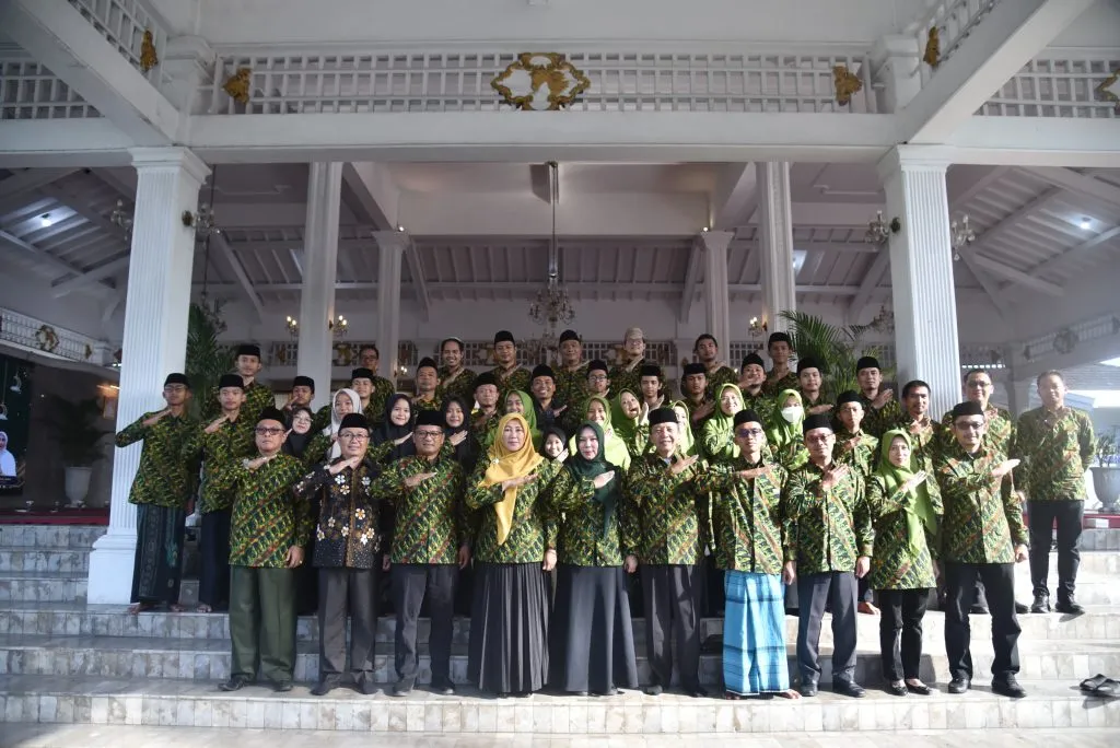 “Mengusung Panji Kebaikan: Bupati Kuningan Lepas 32 Kafilah MTQH ke-39 Menuju Soreang”