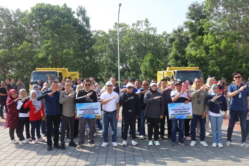 BJB Salurkan Dua Dump Truck CSR untuk Atasi 480 Ton Sampah Harian di Kuningan