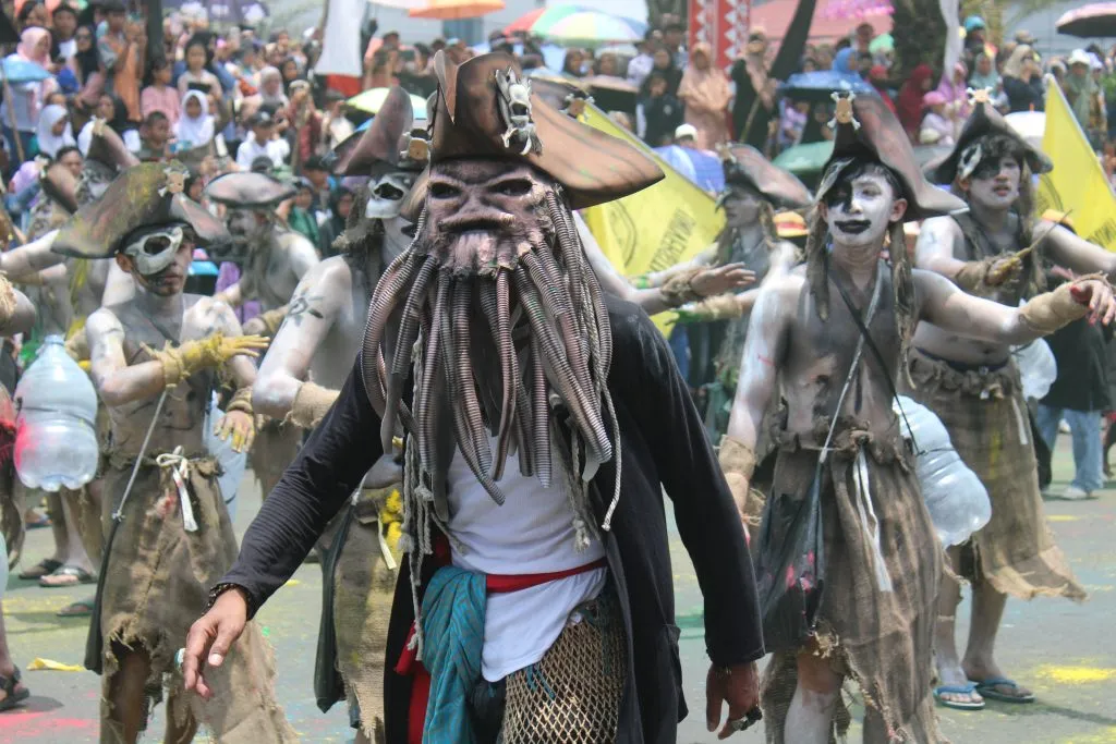 KARNAVAL BUDAYA KUNINGAN 527: RIBUAN WARGA TUMPAH RUAH, SEMANGAT GOTONG ROYONG MEMBAKAR JALAN SILIWANGI 🔥