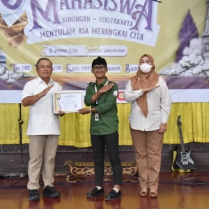 Ketua Pelaksana Om-Jok 2026, Hiro Isya Syuhada (tengah) berpose dengan Bupati Kuningan Dian Rachmat Yanuar dan Wakil Bupati Tuti Andriani