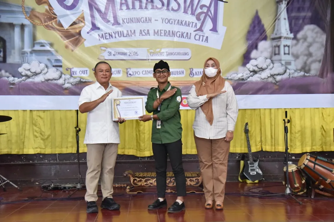 Ketua Pelaksana Om-Jok 2026, Hiro Isya Syuhada (tengah) berpose dengan Bupati Kuningan Dian Rachmat Yanuar dan Wakil Bupati Tuti Andriani