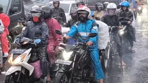 H+2 Lebaran, Ribuan pemudik yang melakukan arus balik ke Jakarta terus memadati jalur Pantai Utara (Pantura) Kota Cirebon, meski diguyur hujan deras.