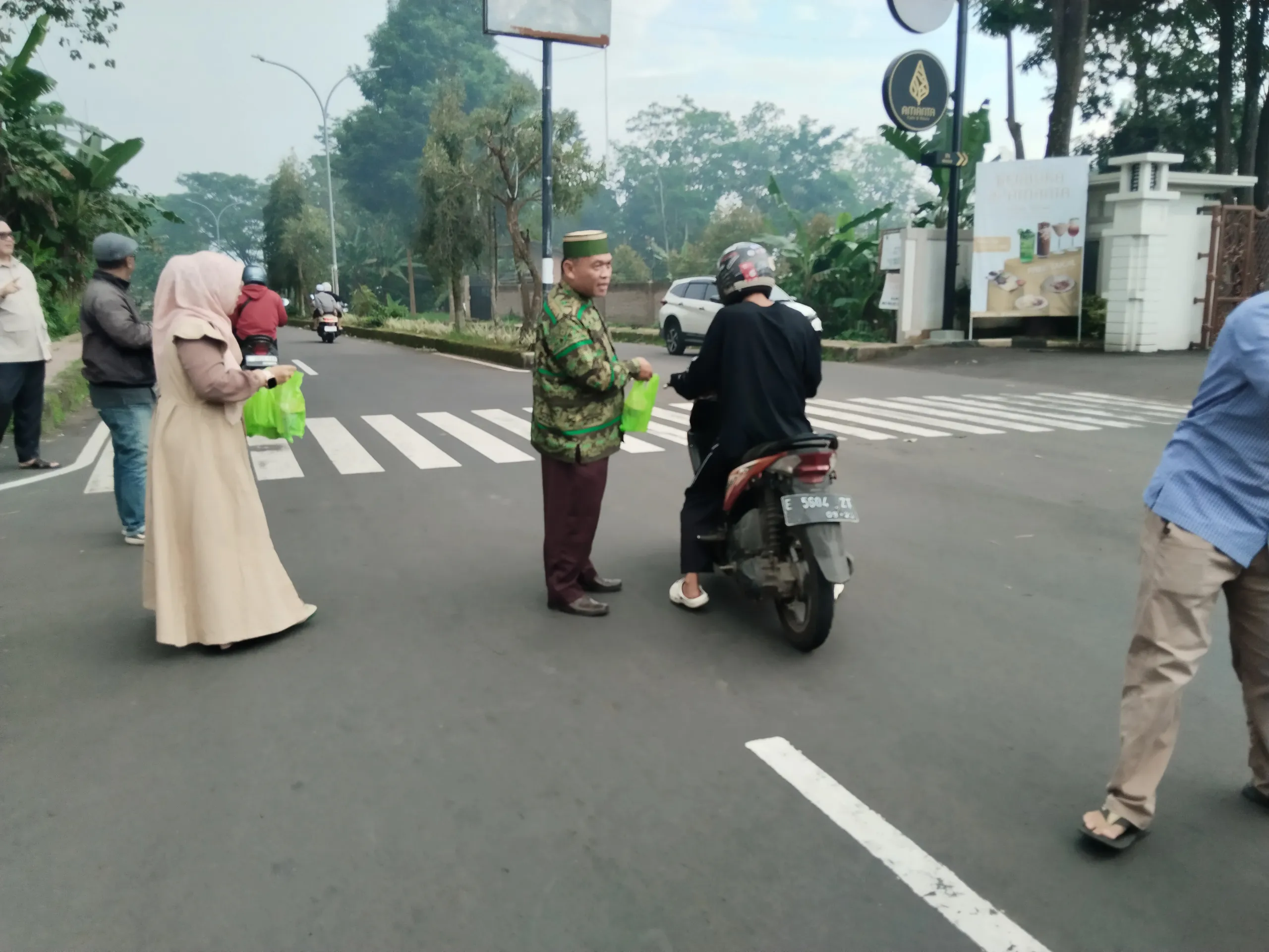 Ramadan Berbagi Takjil, Kementerian Haji Kabupaten Kuningan Bersama DPW Bagikan 200 Takjil