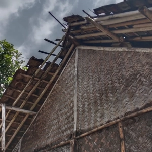 Kondisi rumah yang Nyaris Ambruk