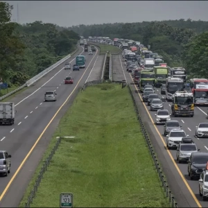 Arus Mudik Padat, Tol Cipali Alami Perlambatan di KM 129, Pengendara Diminta Waspada