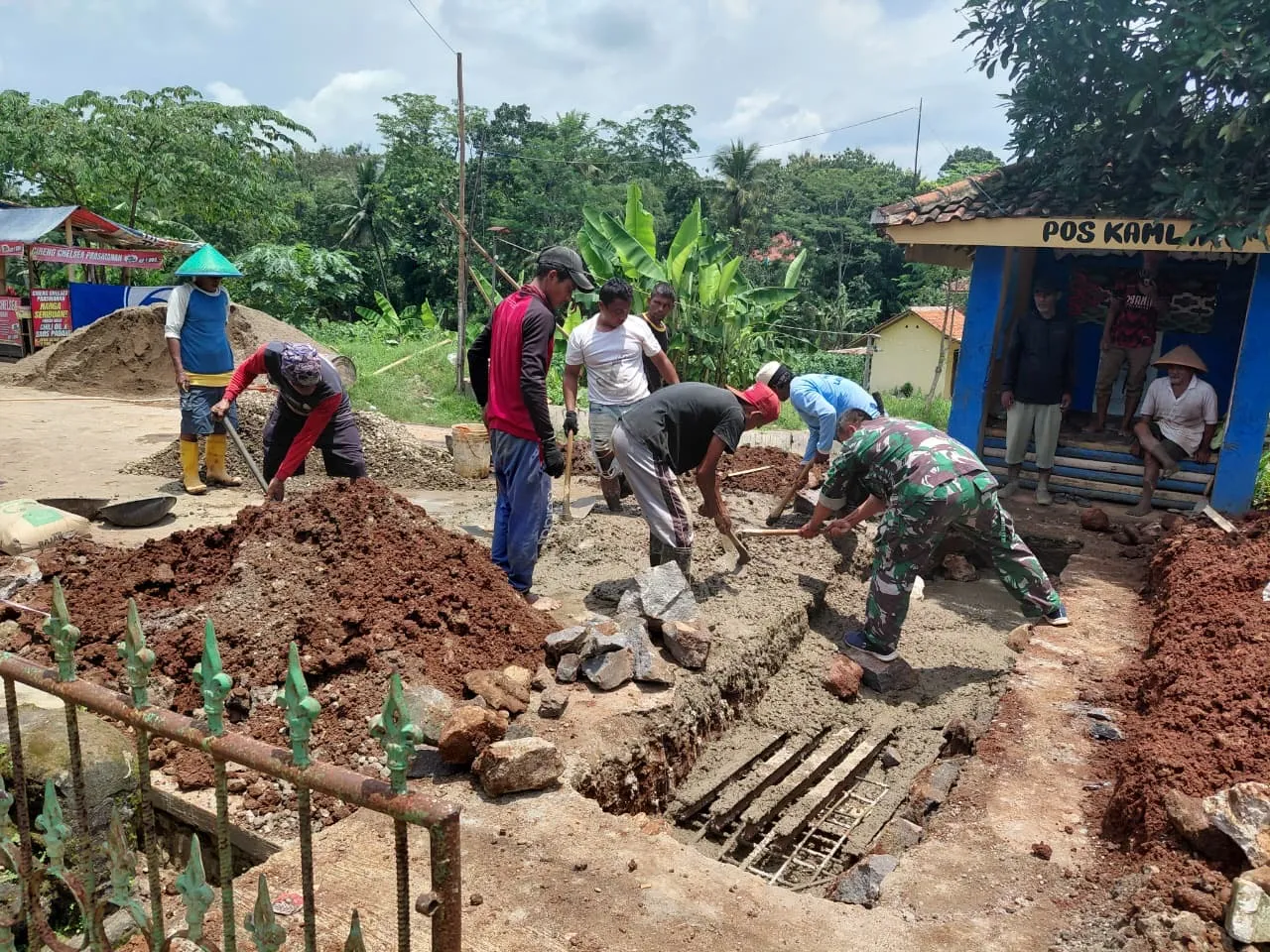 Kerja Bakti Perbaikan Jalan Gunungkarung–Geresik, Akses Antar Kecamatan Kembali Lancar