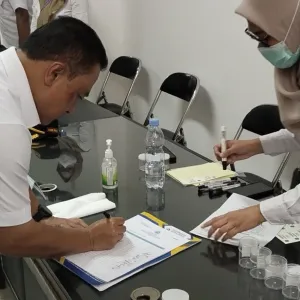 Bupati Kuningan memimpin langsung tes urine massal bagi jajaran Pemda
