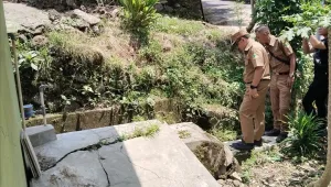 Bupati Kuningan Tinjau Langsung Kerusakan Jalan di Ciwiru, Instruksikan Rekonstruksi Menyeluruh