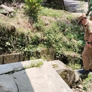 Bupati Kuningan Tinjau Langsung Kerusakan Jalan di Ciwiru, Instruksikan Rekonstruksi Menyeluruh