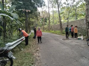 Gerakan Jumat Bersih di Desa Garatengah: “Bikin Lingkungan Cantik, Hati Juga Ikut Bersih!”