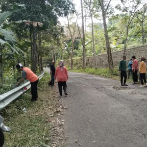 Gerakan Jumat Bersih di Desa Garatengah: “Bikin Lingkungan Cantik, Hati Juga Ikut Bersih!”