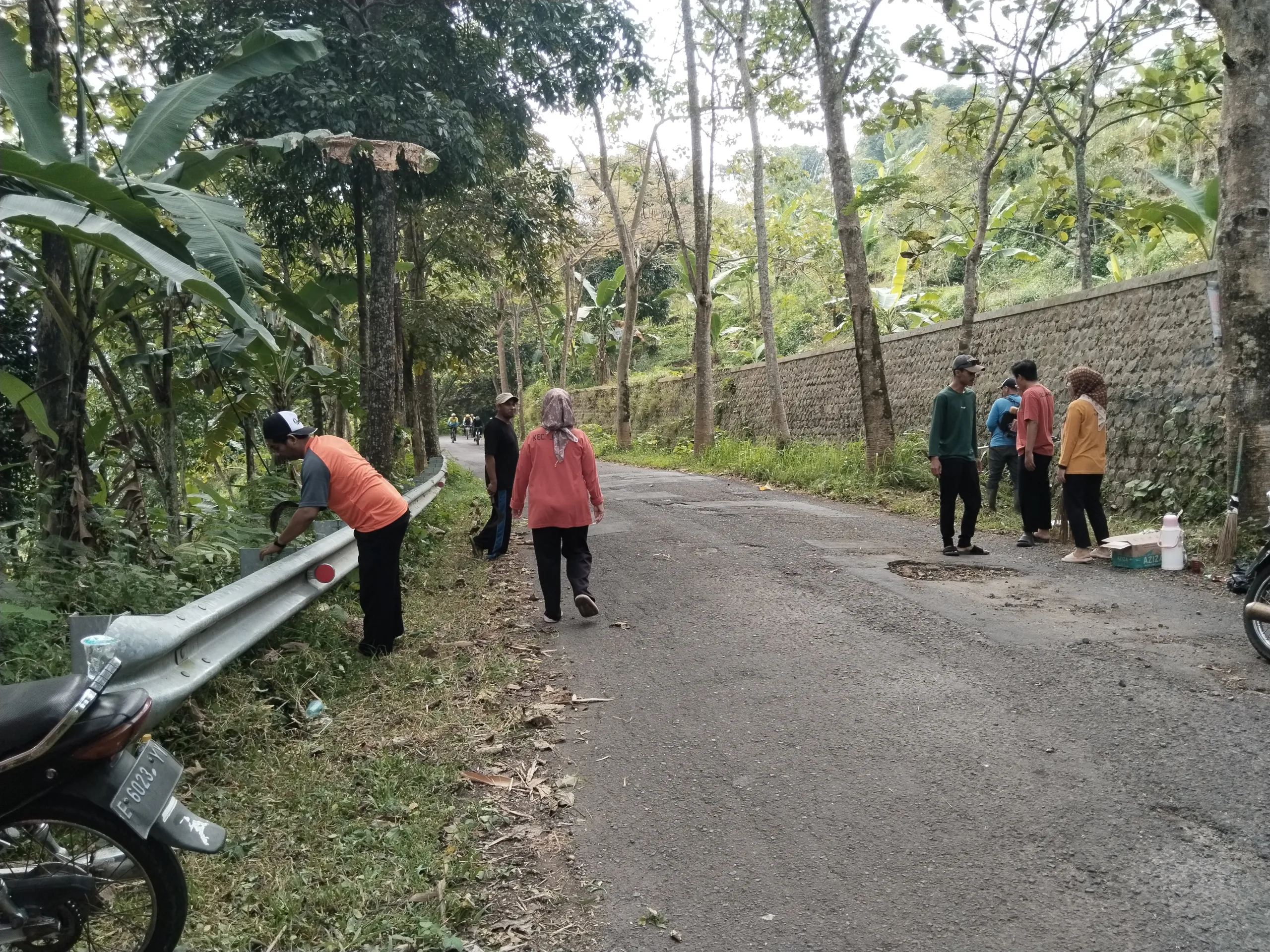 Gerakan Jumat Bersih di Desa Garatengah: “Bikin Lingkungan Cantik, Hati Juga Ikut Bersih!”