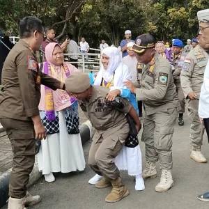 Satpol PP Kab Kuningan Sigap, Kawal Keberangkatan Calon Jemaah Haji Kuningan 2026