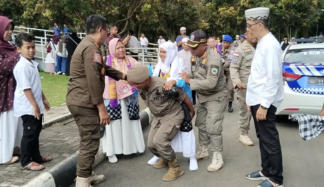 Satpol PP Kab Kuningan Sigap, Kawal Keberangkatan Calon Jemaah Haji Kuningan 2026