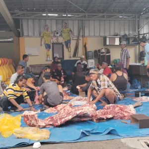 Rafael KNP Trans Berbagi Kebahagiaan Kurban untuk Warga Desa KalapaGunung