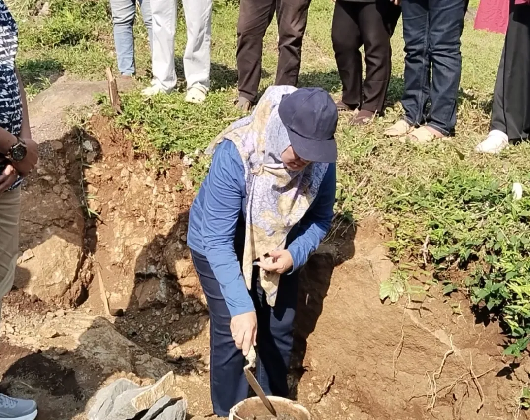 PELETAKAN BATU PERTAMA TPU DUSUN CANTILAN, WUJUD GOTONG ROYONG DAN KEPEDULIAN MASYARAKAT DESA LINGGAMEKAR