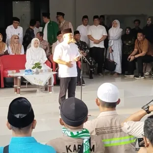 445 Jemaah Haji Kloter 08 KJT Tiba di Kuningan, Tangis Haru dan Syukur Warnai Penyambutan