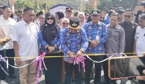 Bupati Kuningan Resmikan Jembatan Penghubung di Ciniru, Warga Rayakan dengan Tradisi “Ngobeng”
