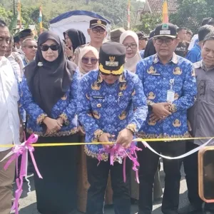 Bupati Kuningan Resmikan Jembatan Penghubung di Ciniru, Warga Rayakan dengan Tradisi “Ngobeng”