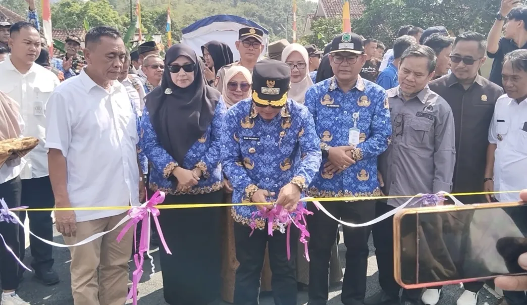 Bupati Kuningan Resmikan Jembatan Penghubung di Ciniru, Warga Rayakan dengan Tradisi “Ngobeng”