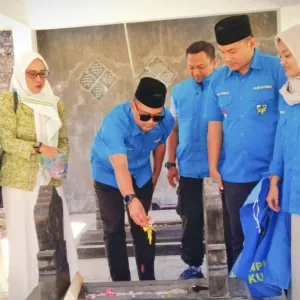 Ziarah ke Makam Mantan Ketua KNPI Pertama, KNPI Kuningan Teguhkan Komitmen Menjaga Sejarah dan Menghormati Para Pendahulu