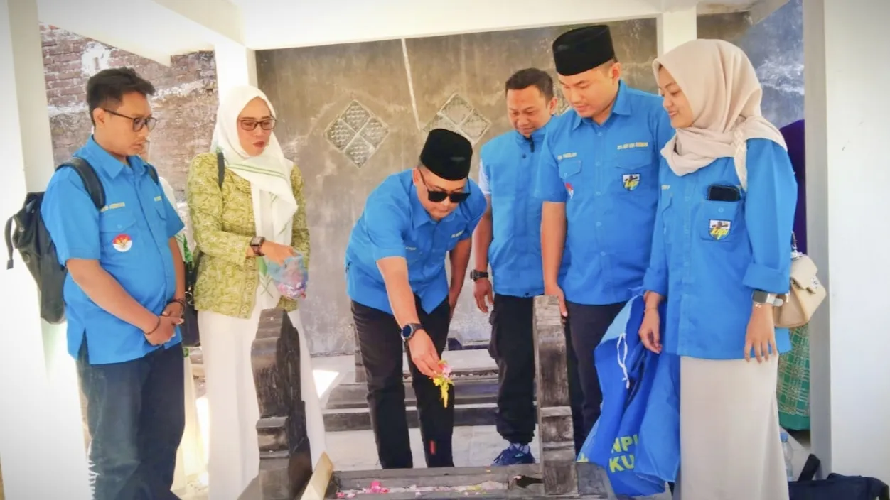 Ziarah ke Makam Mantan Ketua KNPI Pertama, KNPI Kuningan Teguhkan Komitmen Menjaga Sejarah dan Menghormati Para Pendahulu