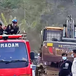 Dua Alat Berat Dikerahkan, Pemadaman Sampah di TPSA Ciniru Dipercepat