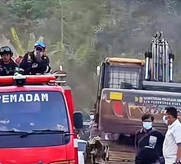 Dua Alat Berat Dikerahkan, Pemadaman Sampah di TPSA Ciniru Dipercepat