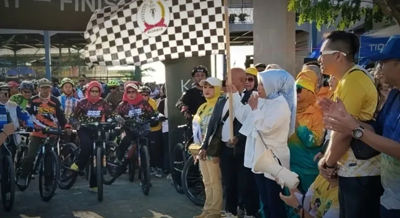Fit & Fun Kuningan Melesat Bersama Bunda Ela, Gowes dan Senam Meriahkan Gerakan Hidup Sehat