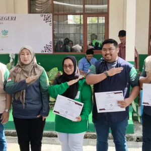 Wakil Bupati Kuningan Serahkan Sertifikat Kegiatan IDI, Tekankan Kepedulian Dokter terhadap Masyarakat yang Jauh dari Layanan Kesehatan