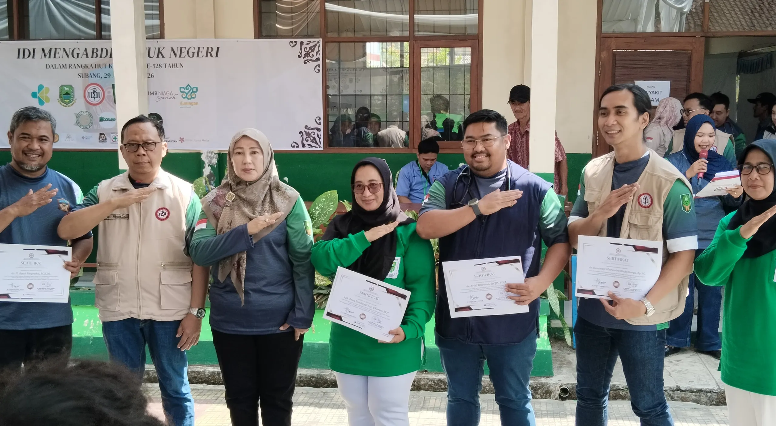 Wakil Bupati Kuningan Serahkan Sertifikat Kegiatan IDI, Tekankan Kepedulian Dokter terhadap Masyarakat yang Jauh dari Layanan Kesehatan